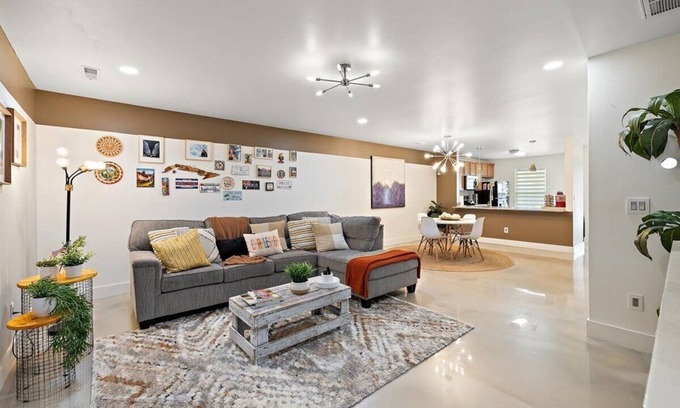 North Charleston House | Retreat Townhome in N. Charleston - 2 Suites/ 15min Airport/25min Downtown