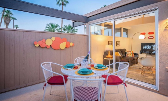 Twin Palms Apartment | Retro & funky mid-century mod at Ocotillo Lodge