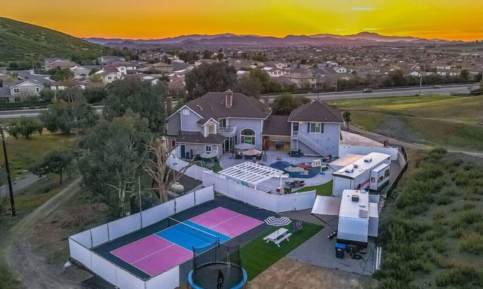 Winchester House | Retro Ranch-10bd-Pool-Hot Tub-Games-Pickleball