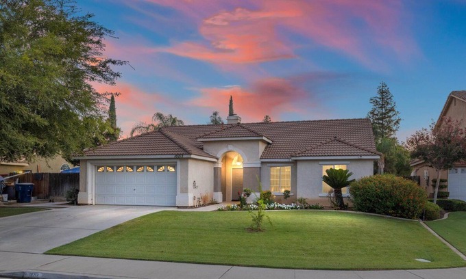 Greenacres House | Revitalizing 3 Bedroom Home in Bakersfield with Pool and Wi-fi