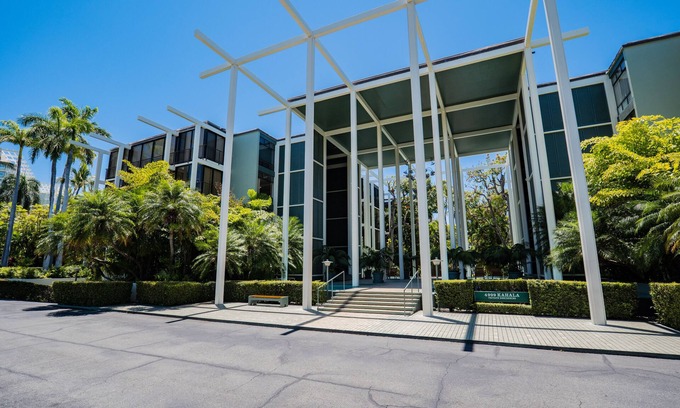 Waialae Iki Condo | Right on the beach near Diamond Head and 4 miles from Waikiki!