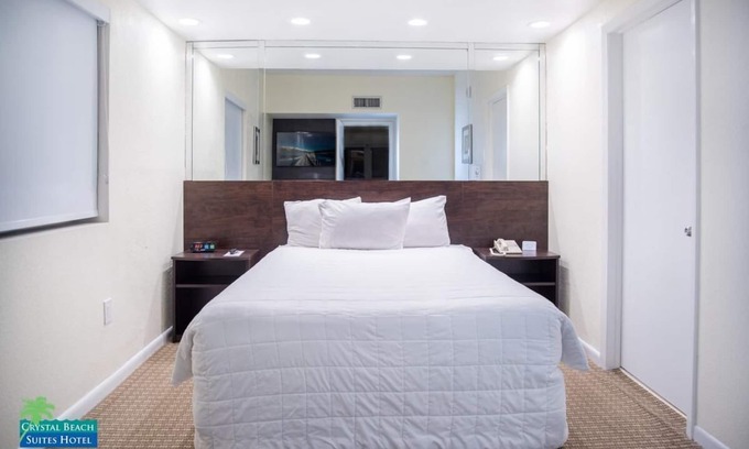 North Beach Hotel | Right on the Beach! Near Ocean Drive & Convention Center! Pool, Beach Towels