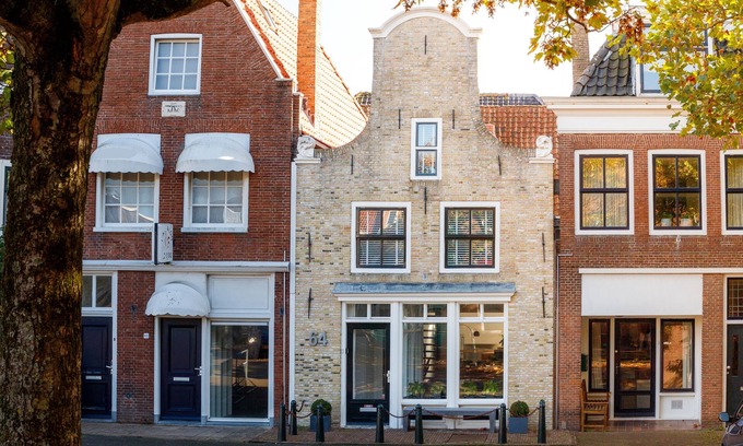 Harlingen House | Rijksmonument in het centrum van Harlingen met uitzicht op de grachten