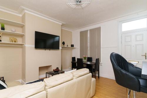 Harehills House | Rio House - 2 miles from central Leeds