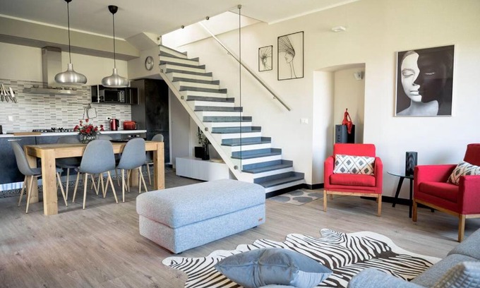 San Terenzo House | Ritratto di Donna