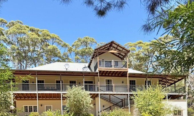 Shadforth House | Rivendell House: Spacious retreat, pet friendly