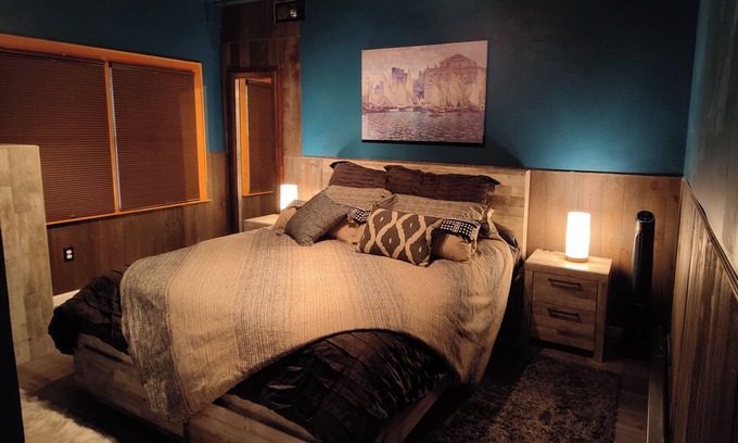 Athens House | River Bottom Bungalow in delightful Athens with Hot Tub, Sauna and River access