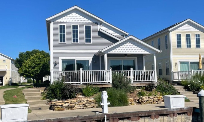 Saint Joseph House | River Front 4-bedroom house with boat dock close to downtown St. Joseph.