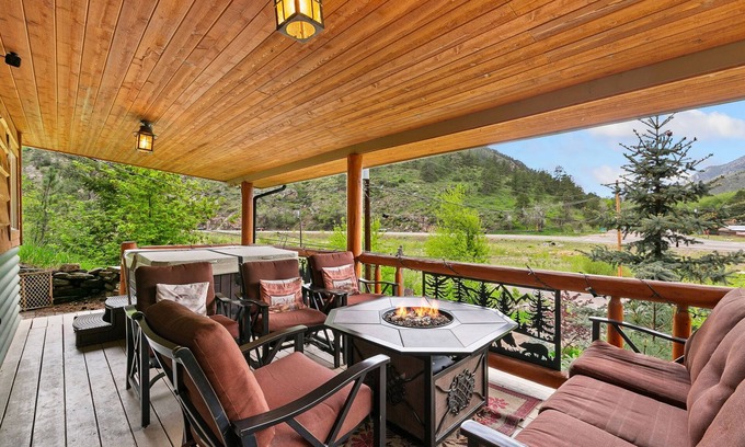 Drake Cabin | River Front Hot Tub Fire Pit Mountain Views & RMNP