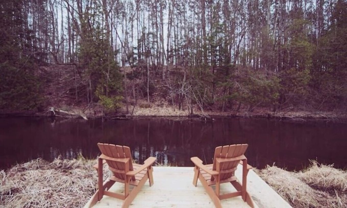 Free Soil House | RIVER FRONT-Pet Friendly-Couples-Nature-Firepit