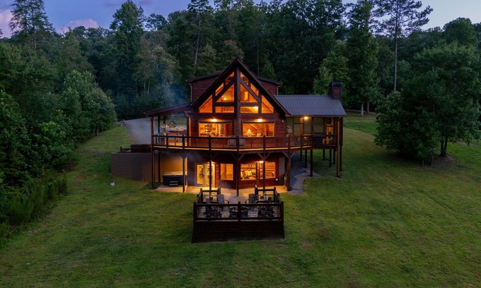 Blue Ridge Cabin | River Front! Pool Table! Riverfront Fire Pit! Hot Tub! BlueRidgeScenicRailway!
