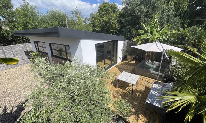 Wraysbury Cabin | River guest house with jacuzzi, fire and boat hire