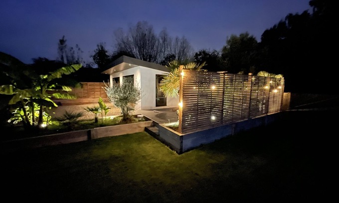 Wraysbury House | River Guest House With Jacuzzi, Fire and Boat Hire