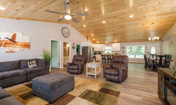 Elkton House | River Oasis Water Front, Pet Friendly Home, 5 King Bedrooms n15 Mins Massanutten