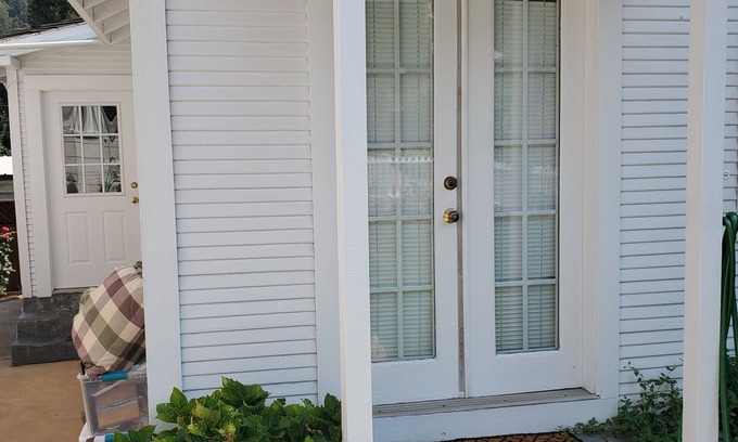 Dunsmuir Cottage | River's Pace Cottage near the River & Downtown