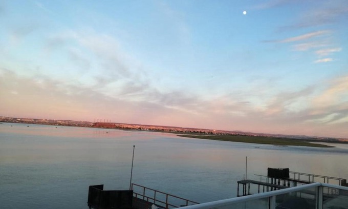 Bluewater Bay House | Riverfront close to beach