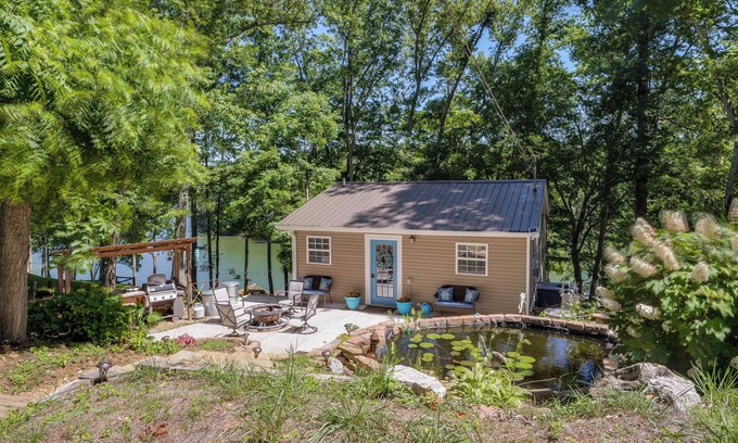 Van Buren County Cottage | Riverfront Cottage Near Rock Island State Park