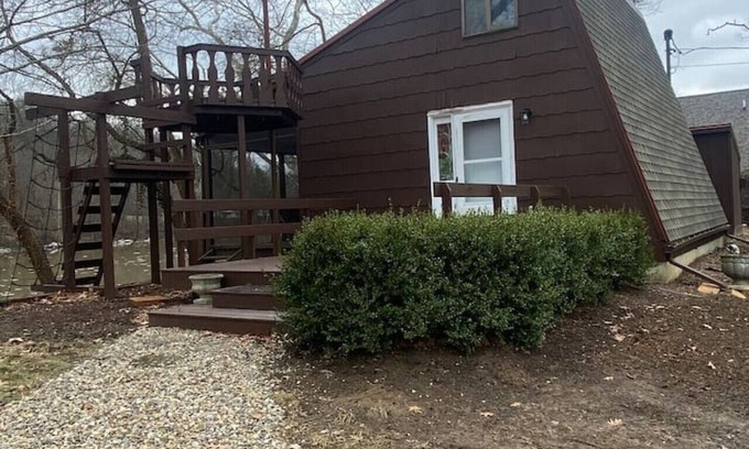 Zanesville House | Riverfront - Cozy Loft Cottage