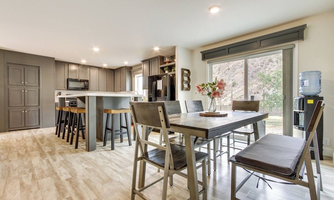 Helena Cottage | Riverfront Helena Retreat w/Small Dock + Kayaks!