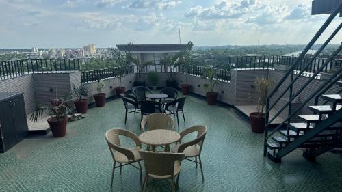 Mohangarh House | Riverfront Penthouse Studio with Spacious Terrace