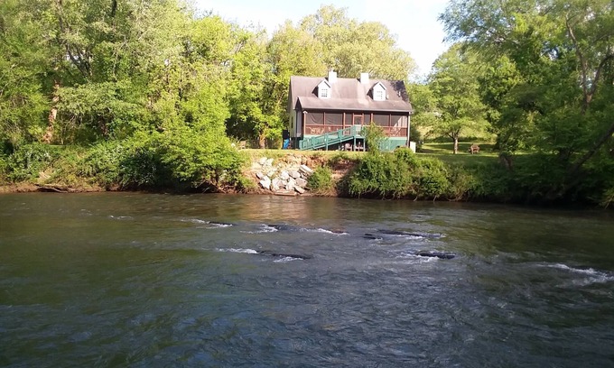 Murphy Cabin | RiverFront, WI-FI/Cell, Pet Friendly, Folk School