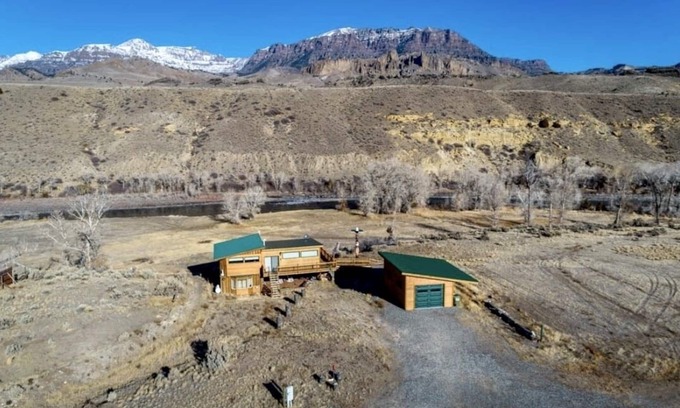 Wapiti House | Riverhouse- located on the Northfork River, mountain views!