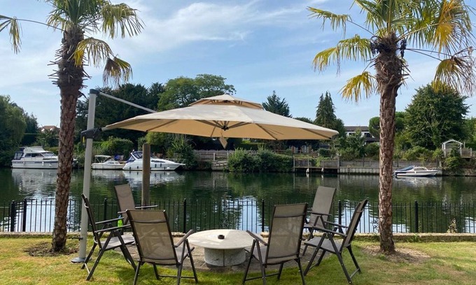 Staines House | Riverside 4 Bedroom House In Wraysbury near Windsor Staines
