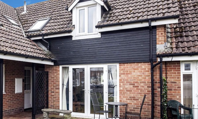 Hoveton Cottage | Riverside Holiday Cottage Nr The Iconic Wroxham Bridge. 2-Bedroom Pet-Friendly