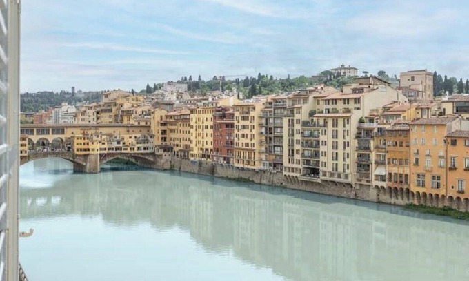 San Giovanni Apartment | Riverside Palazzo with Iconic Views in the Heart of Florence