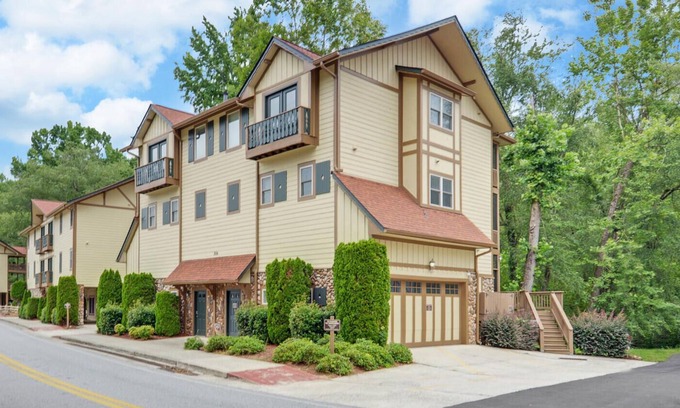 Helen Condo | Riverside Trout Cottage/Sleeps 8/Short walk to Downtown Helen