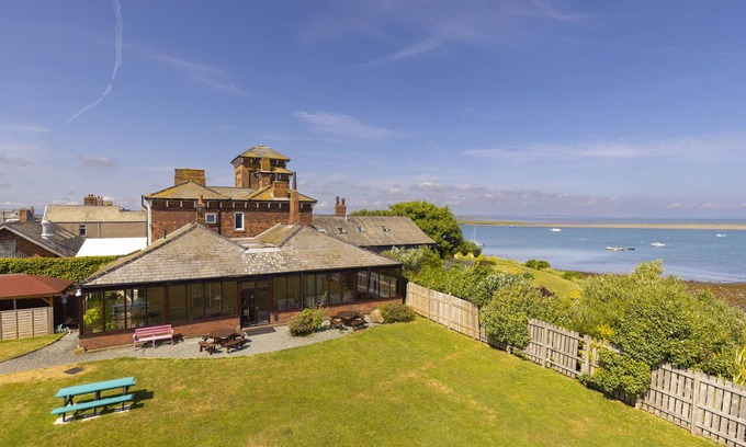 Barrow-in-Furness Cottage | ROA ISLAND HOUSE, pet friendly, with hot tub in Roa Island