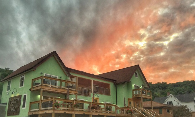 Munising Hotel | Roam Inn