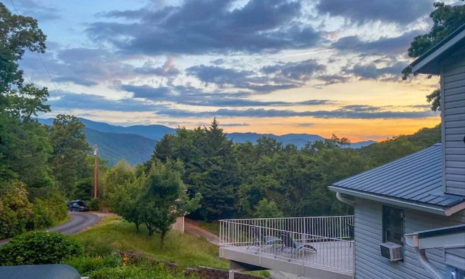 Sylva House | Roamer's Respite - A Prime Location with Scenic Views For Your Ultimate Retreat
