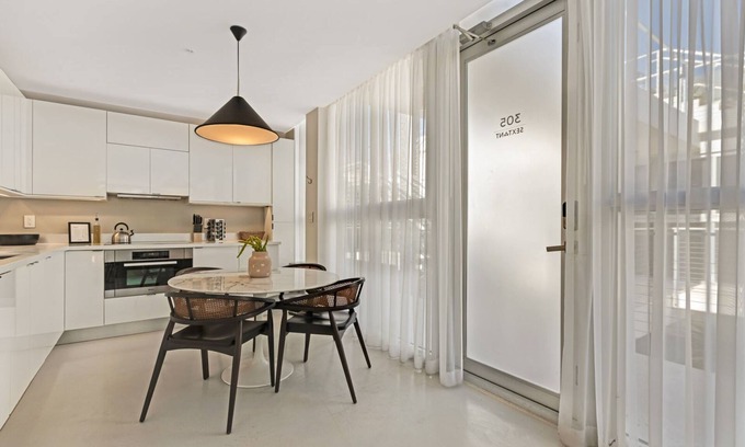 South Pointe Apartment | Roami at 250 Collins