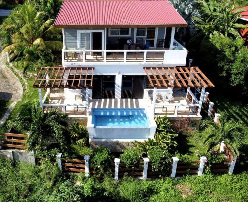 Jonesville Apartment | Roatan Infinity Pool and Ocean View Apartment