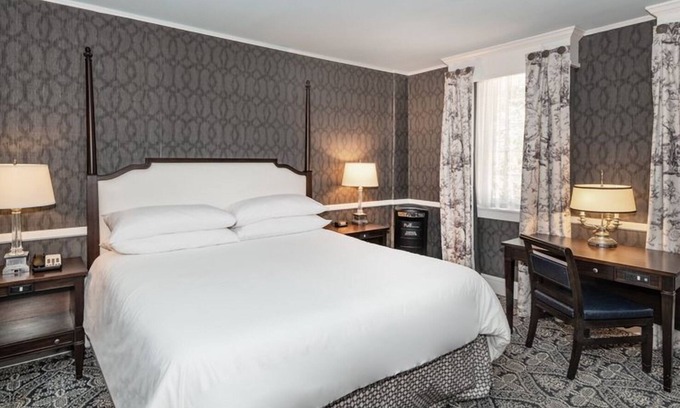 Historic District Hotel | Robert Johnson King, Historic Inns, Near Top Dining & City Attractions