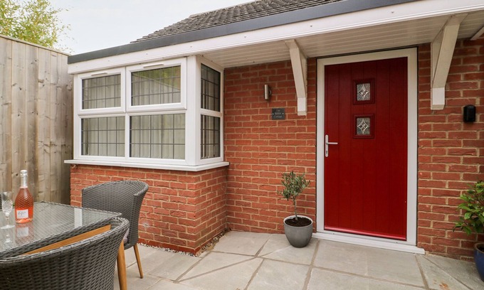 Leven Cottage | ROBIN COTTAGE, with a garden in Beverley