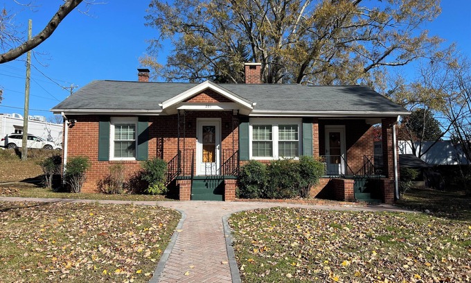 Landrum Cottage | Robin's House is a charming 2-bedroom cottage steps away from downtown Landrum.