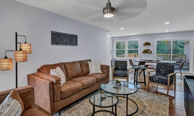 Columbia House | Robin's Nest in WECO w/Garage & Deck | 4BR 3BR