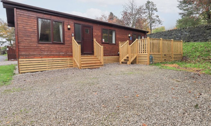 Troutbeck Cottage | ROBIN VIEW LODGE, pet friendly, with hot tub in Windermere