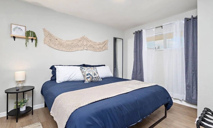 Lawrence Apartment | Rock Chalk Villa 2Bedroom 1bath Free Parking & WiFi