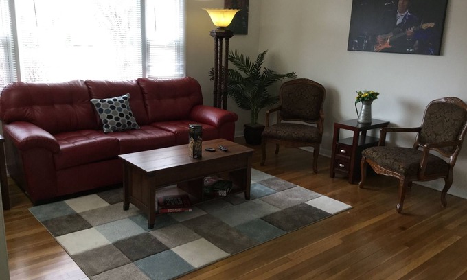 Racine House | Rock 'n Roll! Professionally Cleaned, Self Check In - Sleeps 8