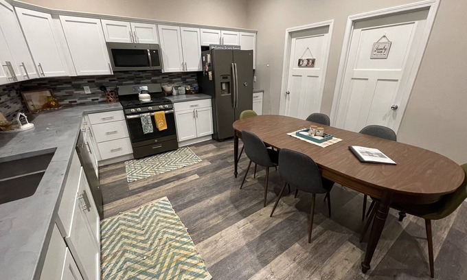 Ladd Apartment | RockerBye Rental downtown Ladd - Sleep 6 - Large modern space with vintage charm