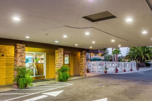 Rohnert Park Hotel | Rodeway Inn Wine Country