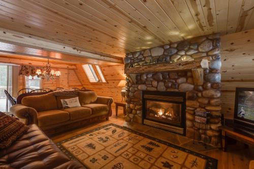 Island Park House | Roger Dodger by KABINO Hot Tub 2 Cabins Big Driveway FirePit WiFi Grill Summer 11 Winter 6 People Max