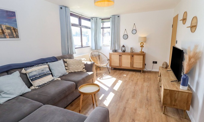 Grimsby Cottage | ROLLIN' DUNES, pet friendly in Humberston, Lincolnshire