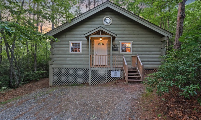 Sautee Nacoochee Cabin | Romantic Cabin near Helen | Hot Tub | Fireplace