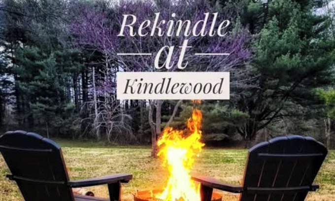 Bluford House | Romantic couples getaway in awesome Bluford with WiFi, Fireplace, and Game Room