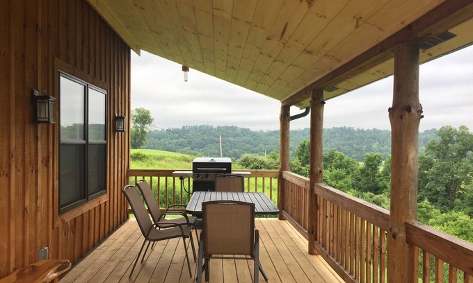 Sharpsburg Cabin | Romantic getaway in Southeastern Ohio. Family and pet friendly.