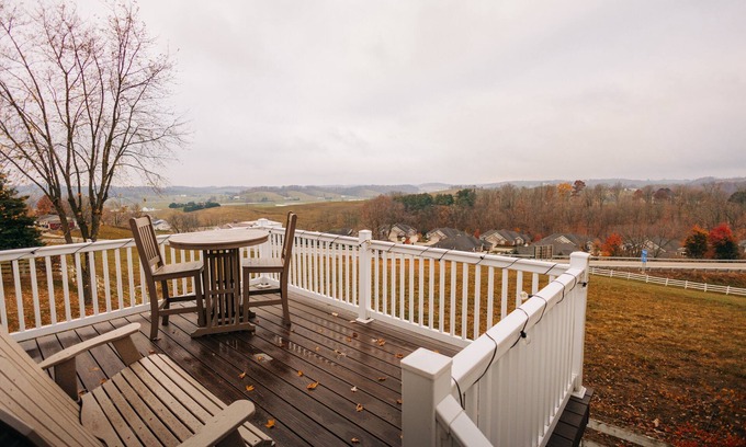 Walnut Creek Apartment | Romantic Golden Valley Cottage | View of Amish Countryside + Walk to Amish Eats